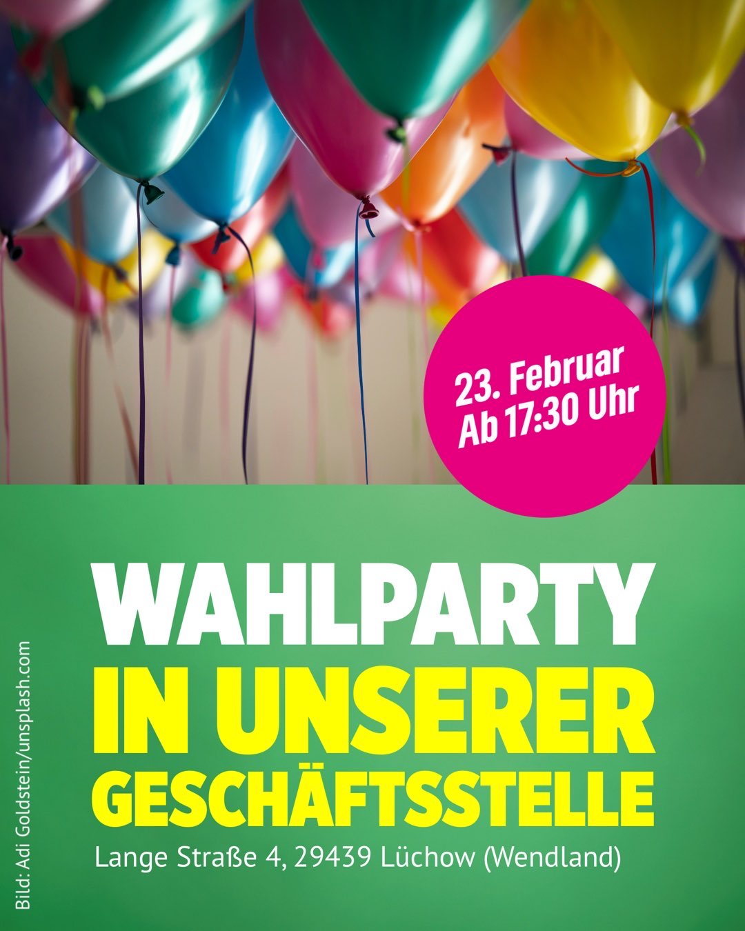 Luftballons hängen an der Decke. Darauf steht auf einem Magenta-Punkt: "23. Februar, ab 17:30 Uhr". Darunter ist eine grüne Fläche auf der steht "Wahlparty in unserer Geschäftsstelle, Lange Str. 4, 29439 Lüchow (Wendland)"